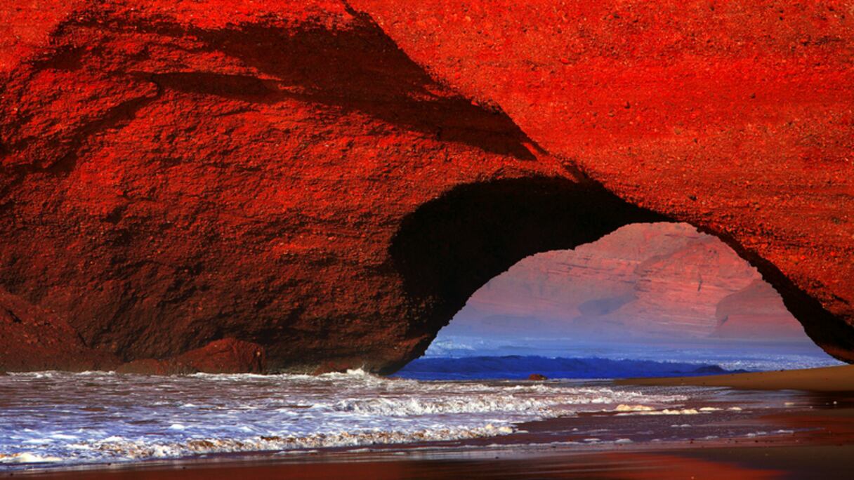 La plage Rouge de Mirleft, d'eaux et de braise.