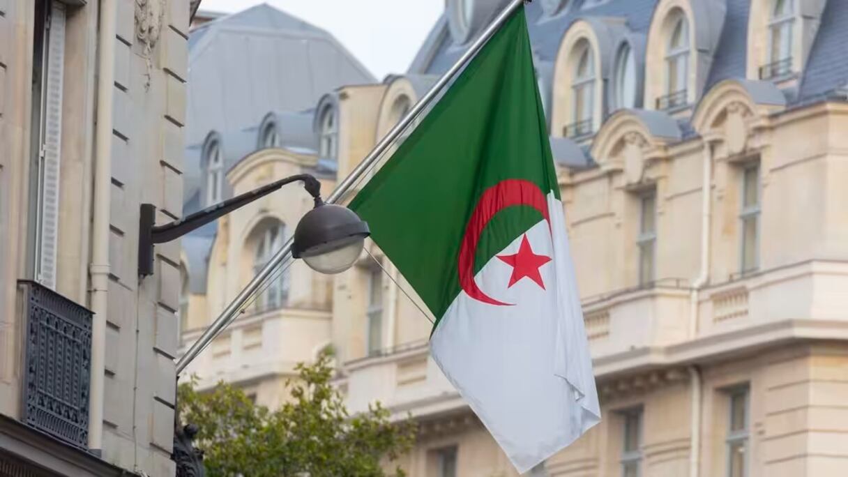 Le drapeau algérien sur la façade de l'ambassade d'Algérie en France, à Paris.