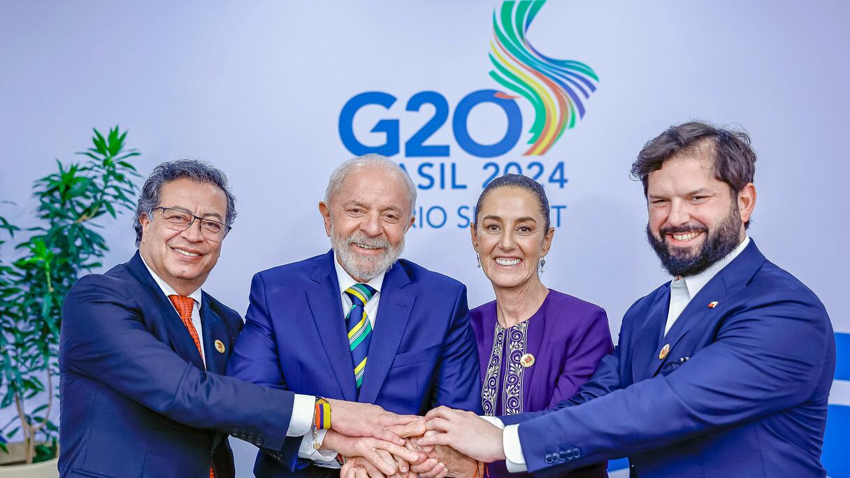 (De gauche à droite) Le président colombien Gustavo Petro, le président brésilien Luiz Inacio Lula da Silva, la présidente mexicaine Claudia Scheinbaum et le président chilien Gabriel Boric se serrant la main lors d'une réunion en marge du sommet du G20 à Rio de Janeiro, Brésil, le 18 novembre 2024.