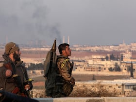 Deux combattants anti-régime tiennent une position à la périphérie de la ville d'Alep, dans le nord du pays, le 29 novembre 2024.