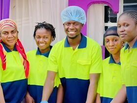 Au centre, le jeune Moh Sylla s'initie aux secrets de la pâtisserie et de la cuisine.