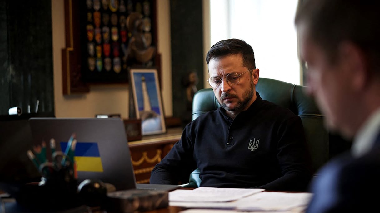 Sur cette photo, prise et diffusée par le service de presse présidentiel ukrainien le 21 avril 2025, le président ukrainien Volodymyr Zelensky attend un appel téléphonique du Premier ministre britannique Keir Starmer, assis à son bureau à Kiev, en pleine invasion russe de l'Ukraine