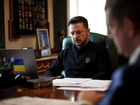 Sur cette photo, prise et diffusée par le service de presse présidentiel ukrainien le 21 avril 2025, le président ukrainien Volodymyr Zelensky attend un appel téléphonique du Premier ministre britannique Keir Starmer, assis à son bureau à Kiev, en pleine invasion russe de l'Ukraine