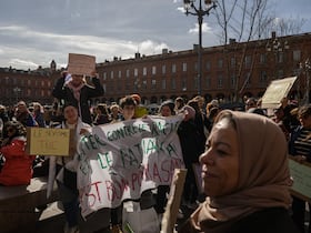 Des manifestants brandissent des pancartes alors qu'ils participent à une marche marquant la Journée internationale des droits des femmes, à Toulouse, dans le sud-ouest de la France, le 8 mars 2025