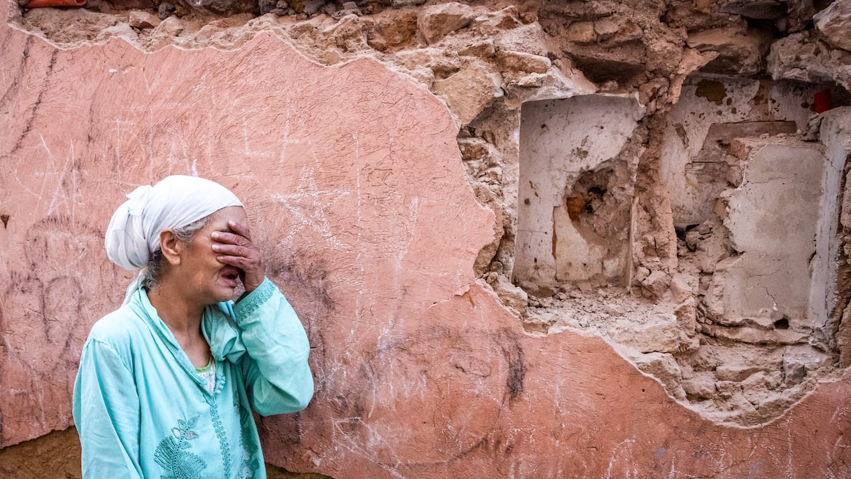 Une femme réagit devant sa maison endommagée par le tremblement de terre dans la medina de Marrakech, le 9 septembre 2023.