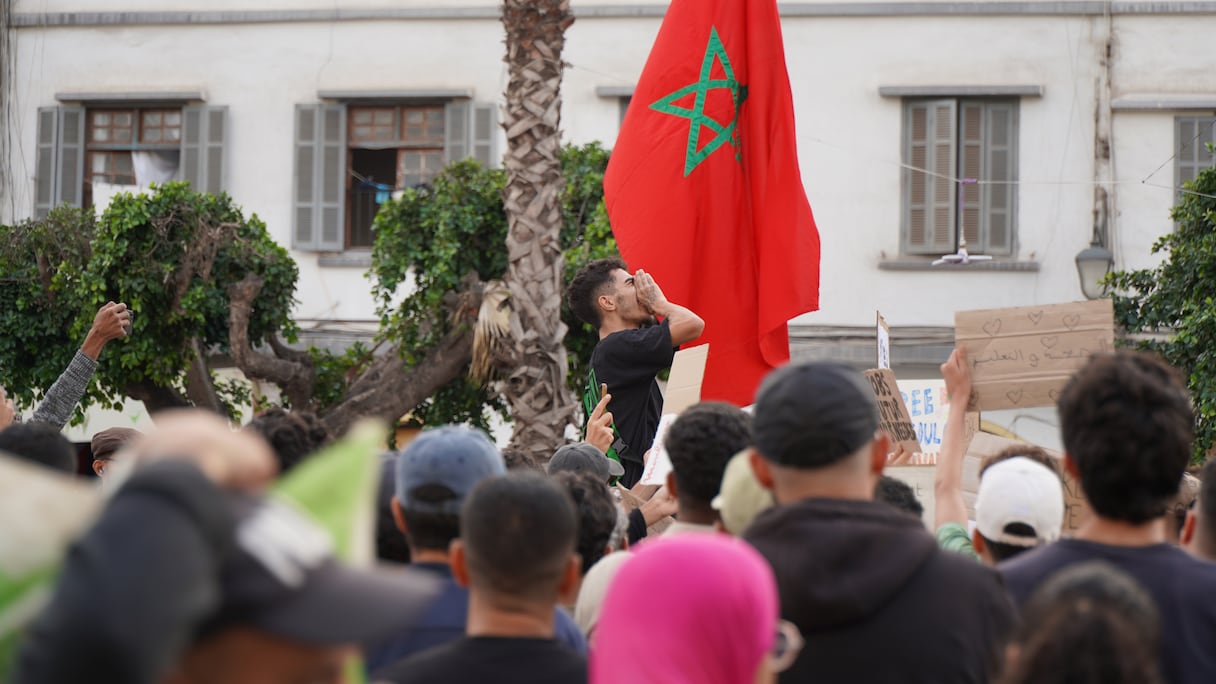 شباب "جيل زد" يحتجّون سلميا بدرب السلطان ويهتِفون: "لا للفِتنة"