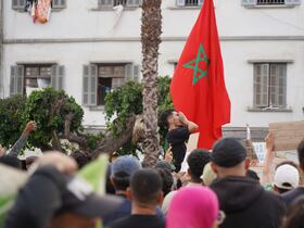 شباب "جيل زد" يحتجّون سلميا بدرب السلطان ويهتِفون: "لا للفِتنة"