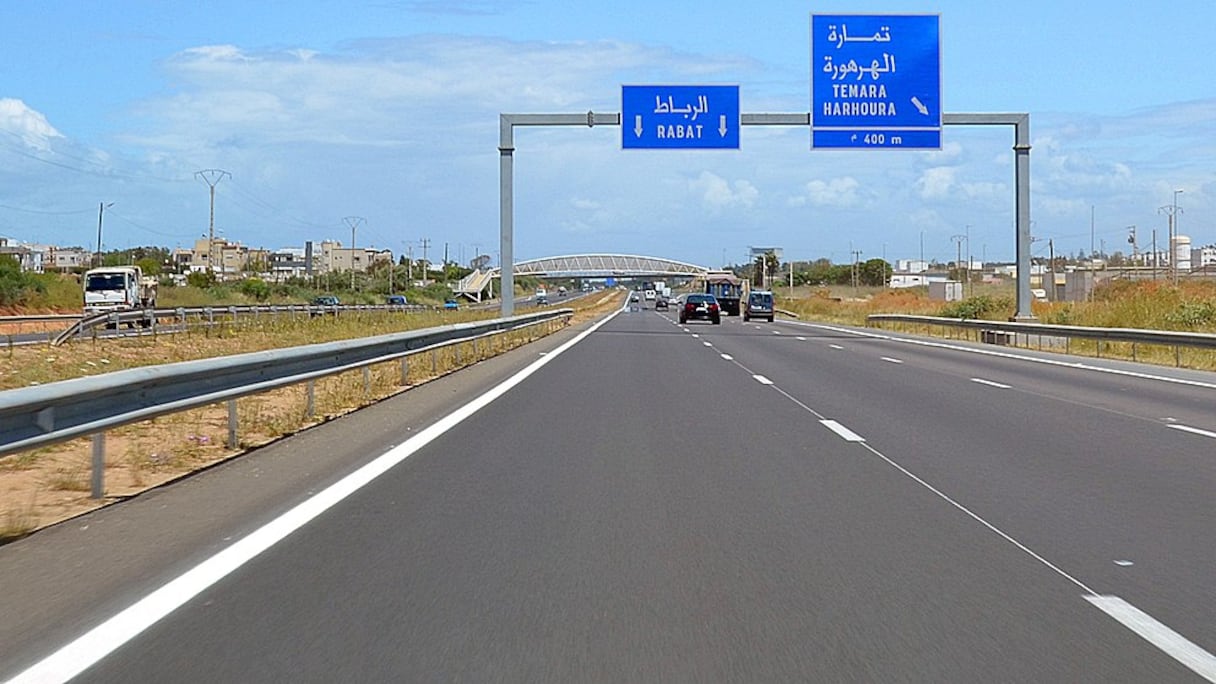 L'autoroute A1 dans le sens Casablanca-Rabat, depuis qu'elle est passée de deux à trois voies : ici, au niveau de la sortie vers Harhoura et Témara.