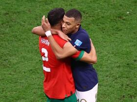 Achraf Hakimi et Kylian Mbappé à l'issue de la demi-finale du Mondial 2022, France-Maroc (2-0). L'image qui a fait le tour du monde.