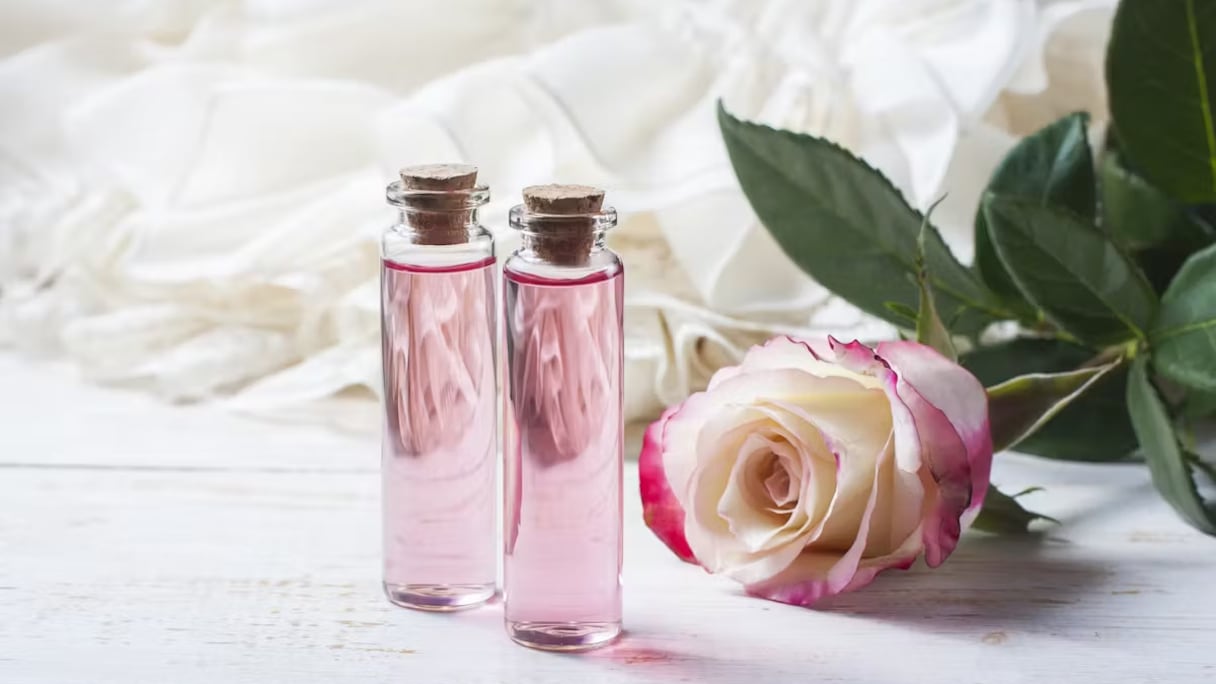 Les nombreux bienfaits de l'eau de rose sur la peau du visage.