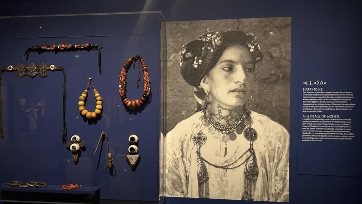 Vue de l'exposition "Amazighes-Cycles, parures, motifs» qui se tient du 30 avril au 2 novembre 2025 au Mucem, à Marseille.
