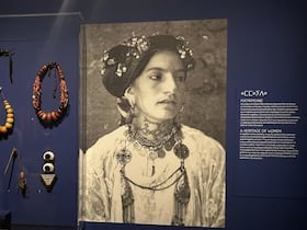 Vue de l'exposition "Amazighes-Cycles, parures, motifs» qui se tient du 30 avril au 2 novembre 2025 au Mucem, à Marseille.