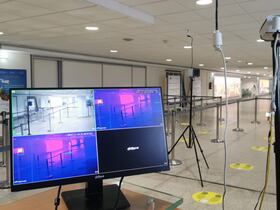 Contrôle par caméra thermique à l'arrivée de l'aéroport international Mohammed V de Casablanca.