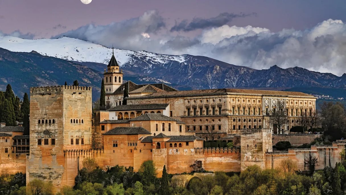 L’Alhambra incarne l’âge d’or architectural de la présence musulmane dans la péninsule Ibérique.