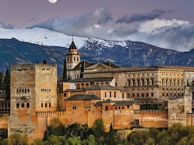 L’Alhambra incarne l’âge d’or architectural de la présence musulmane dans la péninsule Ibérique.