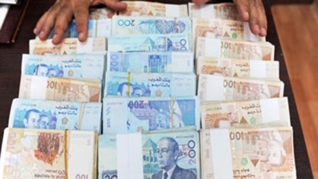 Des liasses de billets de banque, d'une valeur de 100 et 200 dirhams.