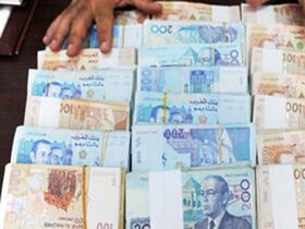 Des liasses de billets de banque, d'une valeur de 100 et 200 dirhams.