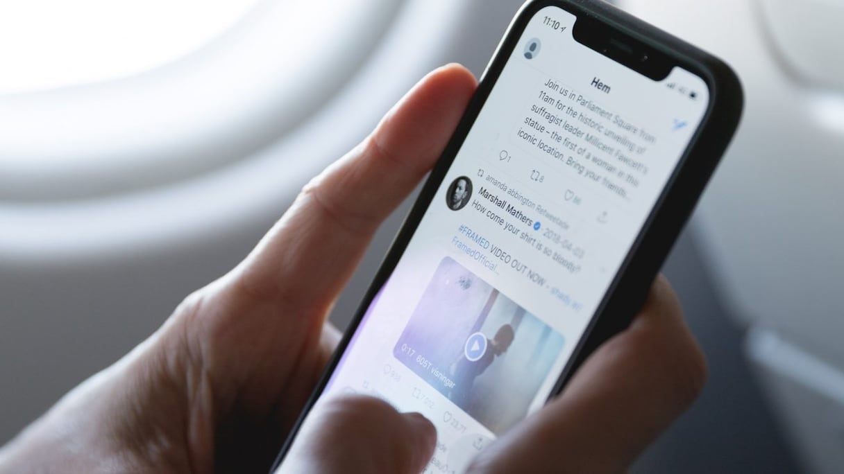 Utilisateur d'un smartphone.