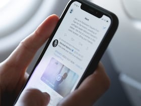 Utilisateur d'un smartphone.