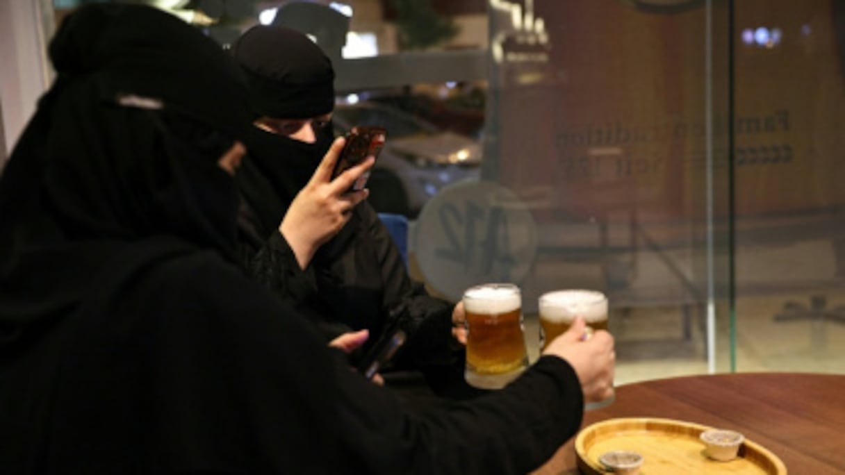 Des clientes du café 12 à Ryad, en Arabie Saoudite.