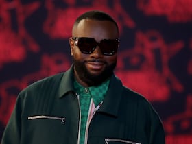 Le rappeur français Gandhi Djuna alias 'Gims' pose sur le tapis rouge avant la 23e cérémonie des NRJ Music Awards au Palais des Festivals de Cannes, le 20 novembre 2021.