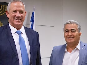 Le nouveau président du conseil d’administration d’Israel Aerospace Industries, Amir Peretz (à droite), et le ministre de la Défense d’Israël, Benny Gantz (à gauche), à Jérusalem, le 28 octobre 2019.