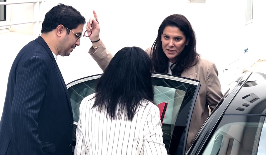 Fatima-Zahra El Mansouri, cheffe du gouvernement désignée, quitte ce lundi vers 14h30 le siège régional du PAM à Rabat, après la reprise de ses consultations en vue de la formation du gouvernement. (Yassine Mannan/Le360)