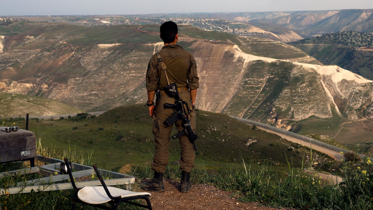 Un soldat israélien se tient à un poste d'observation sur le plateau du Golan, annexé par Israël, surplombant le sud de la Syrie, le 25 mars 2025