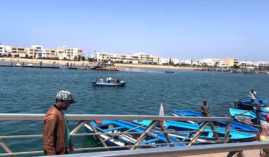 تظل «الفلوكة» (القارب) إحدى أكثر وسائل النقل النهري عراقةً وتميزاً لنقل المسافرين بين الرباط وسلا.