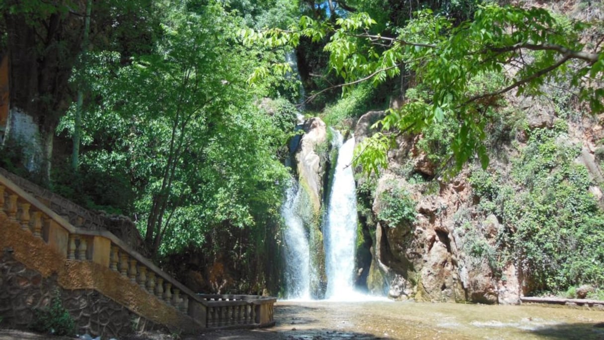 Cascades près de Sefrou (Fès-Meknès). Au pied du Moyen Atlas, à plus de 800 m d'altitude, la ville, aujourd'hui important centre agricole, fut décrite par El-Bekri, géographe arabe du XIe siècle, comme une plaque tournante du commerce entre le Nord et le Tafilalet.