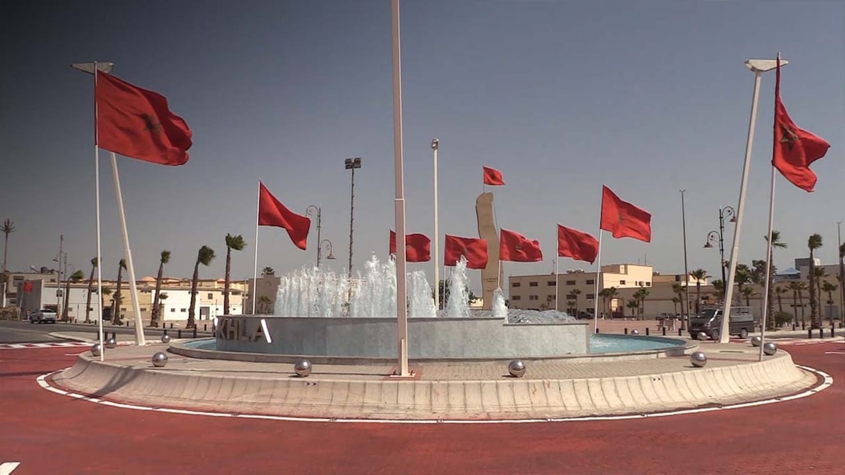 Les infrastructures de la région de Dakhla-Oued Eddahab se développent très rapidement, et tout particulièrement le futur port Dakhla Atlantique, qui, construit sur 1650 hectares, nécessite un budget global de 12,7 milliards de dirhams.