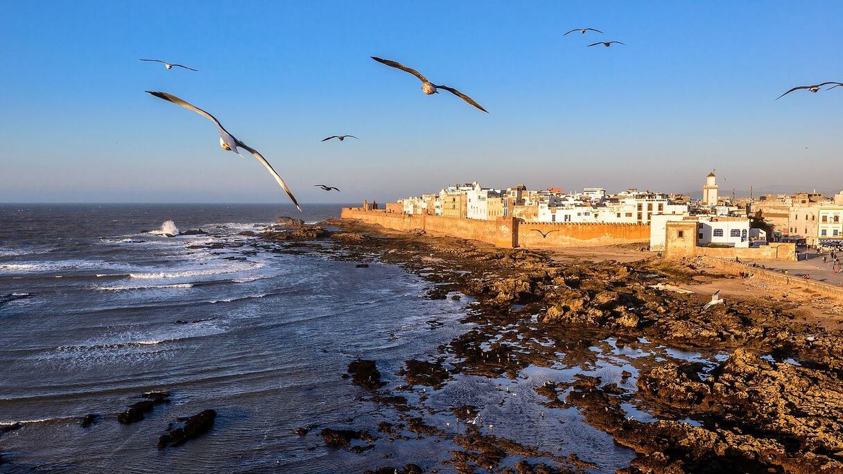 Essaouira a un régime météo très particulier. Dès que la température monte dans l'arrière-pays, la cité est soumise à un vent thermique puissant qui vient de l'océan, le "taros". L'été y est donc à la fois frais et humide.