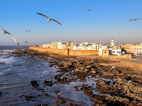 Essaouira a un régime météo très particulier. Dès que la température monte dans l'arrière-pays, la cité est soumise à un vent thermique puissant qui vient de l'océan, le "taros". L'été y est donc à la fois frais et humide.