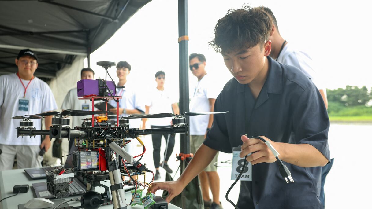 Cette photo prise le 16 octobre 2024 montre Willy Huang, étudiant de l'Université nationale de Formose, aux commandes d'un drone multirotor lors de la deuxième application de défense nationale du défi des véhicules aériens sans pilote (UAV) à Chiayi.