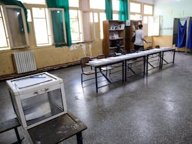 Un bureau de vote quasi-désert en Algérie, le 2 juillet 2026.
