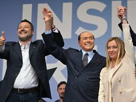 De gauche à droite: le leader de la Lega Matteo Salvini, le leader de Forza Italia Silvio Berlusconi et la cheffe du parti post-fasciste Fratelli d'Italia Giorgia Meloni, le 22 septembre 2022, Piazza del Popolo à Rome, avant les élections du 25 septembre.