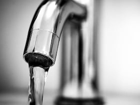 Robinet de distribution d'eau. Les effets de la sécheresse au Maroc contraignent les autorités à prendre des mesures drastiques, pour une gestion raisonnée des ressources hydriques.