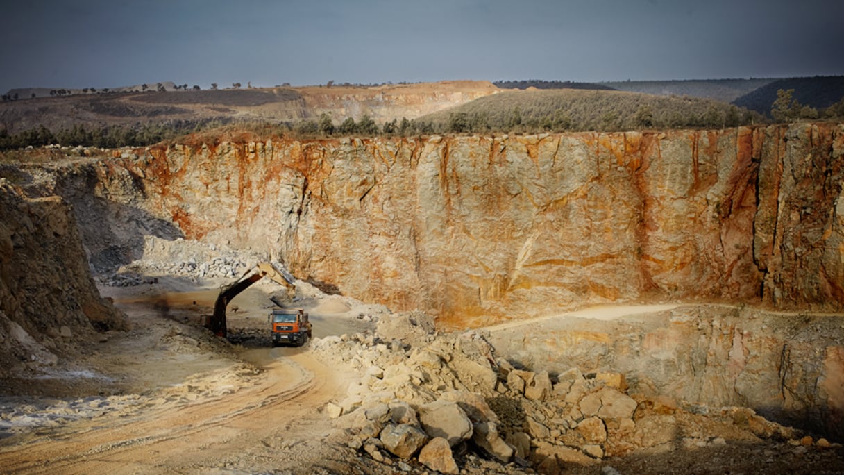 Une carrière de sable, en exploitation au Maroc.