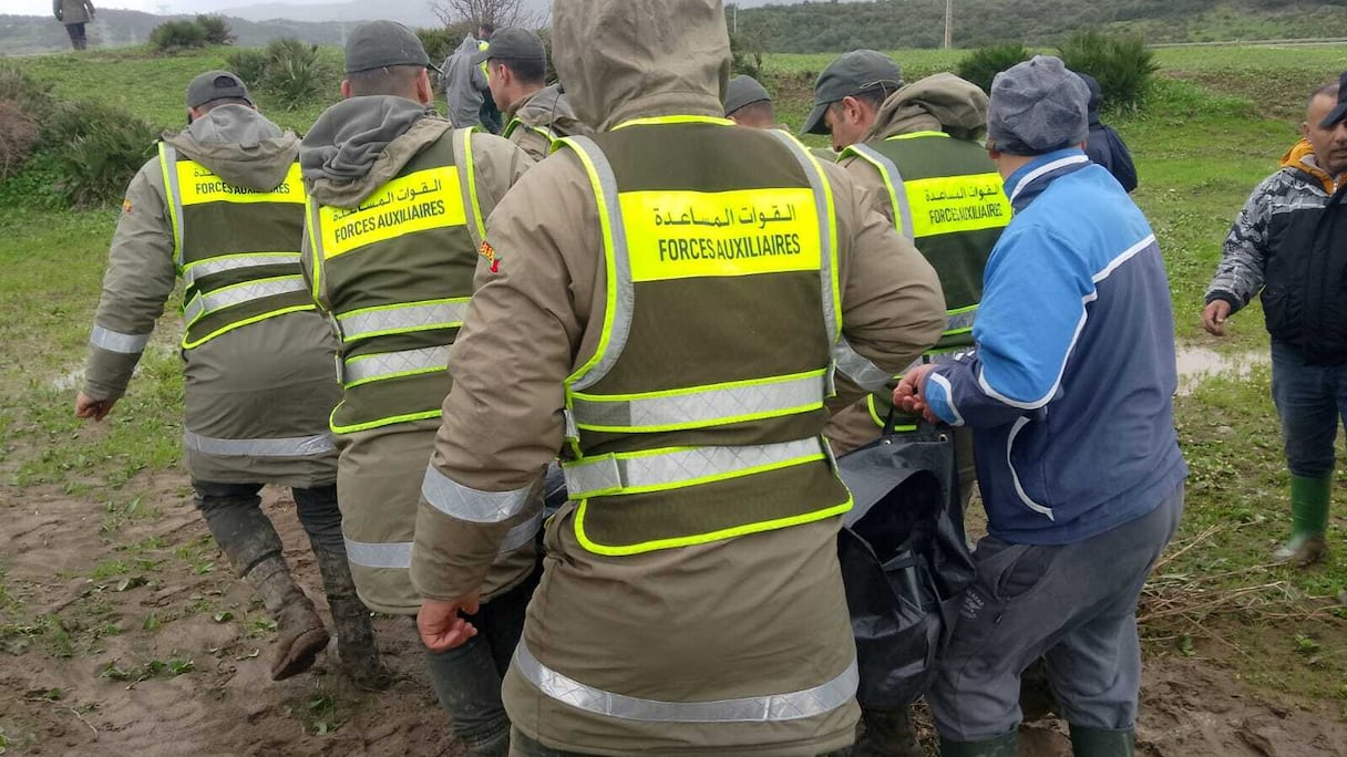 Le corps d'une des victimes des crues dans la région de Tétouan.