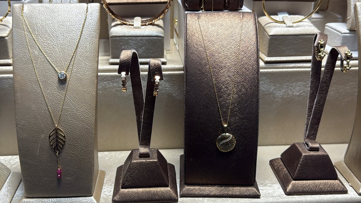 حلي ومجوهرات ذهبية