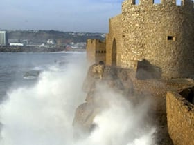 La forteresse de Safi, ville sous domination portugaise de 1488 à 1541, fut contruite par le grand navigateur portugais Vasco de Gama, découvreur des Indes. L'occupation dura 53 ans, puis les Portugais, qui venaient de perdre Agadir, décidèrent d'évacuer Safi.