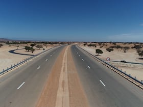 المشروع الملكي الضخم: جولة بالطريق السريع تيزنيت-الداخلة.. ماذا يقول السائقون؟