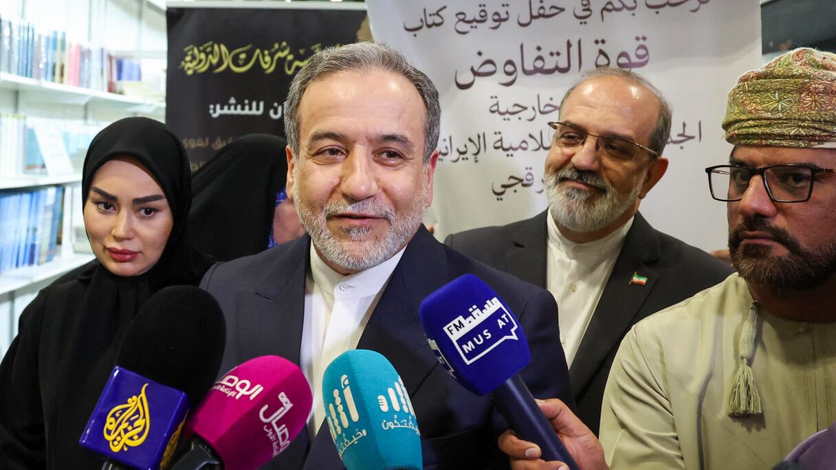 Le ministre iranien des Affaires étrangères, Abbas Araghchi, s'adresse aux médias lors de la cérémonie de signature de son livre «Le pouvoir de la négociation» à la Foire internationale du livre de Mascate, le 25 avril 2025