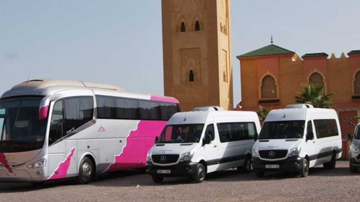 Des véhicules de transport touristique.