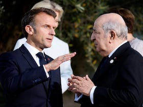 Le président français Emmanuel Macron (à gauche) et le président algérien Abdelmadjid Tebboune en marge du sommet du G7 organisé par l'Italie, au complexe de Borgo Egnazia, à Savelletri, le 14 juin 2024.