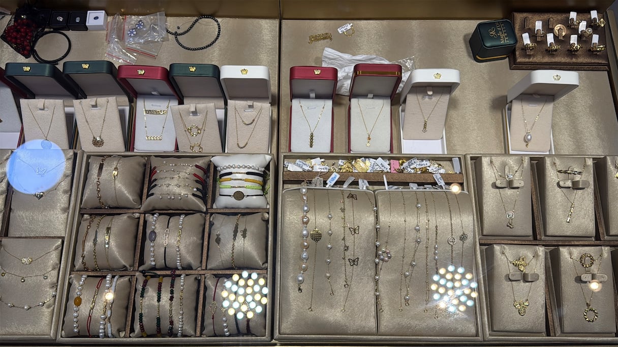 حلي ومجوهرات ذهبية