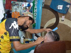 مشجع مغربي آتى إلى سان بيدرو من أكادير عبر "الأوطوسطوب" لتحليق رؤوس مشجعي "الأسود" ب "لي عطا الله"