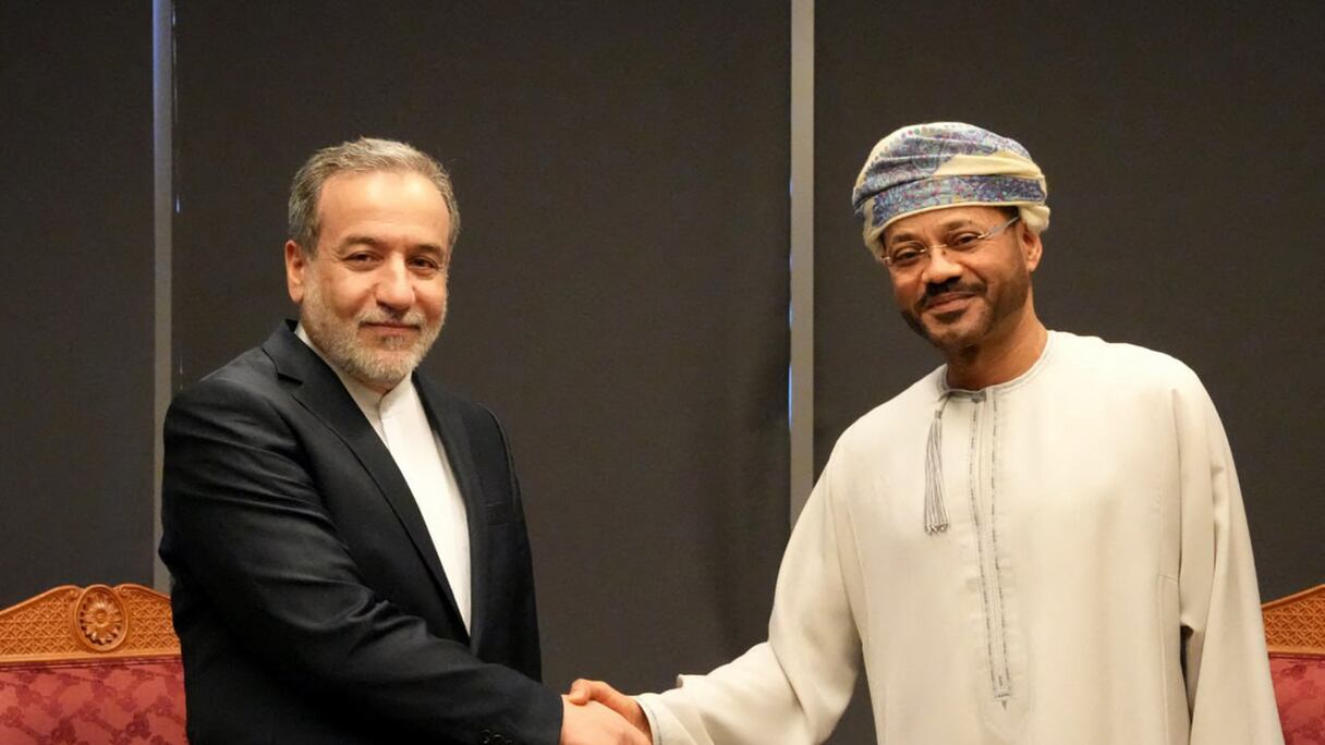 Le ministre iranien des Affaires étrangères, Abbas Araghchi (à gauche), rencontrant le ministre omanais des Affaires étrangères, Sayyid Badr al-Busaidi, à Mascate, le 12 avril 2025