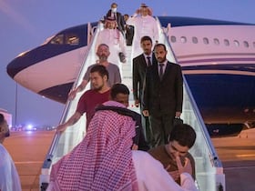 Le Marocain Brahim Saadoun (en bas à droite) à sa descente d'avion en Arabie saoudite après sa libération, le 21 septembre 2022.