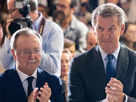 Alberto Núñez Feijóo, chef du PP et le président de Ceuta, Juan Vivas.